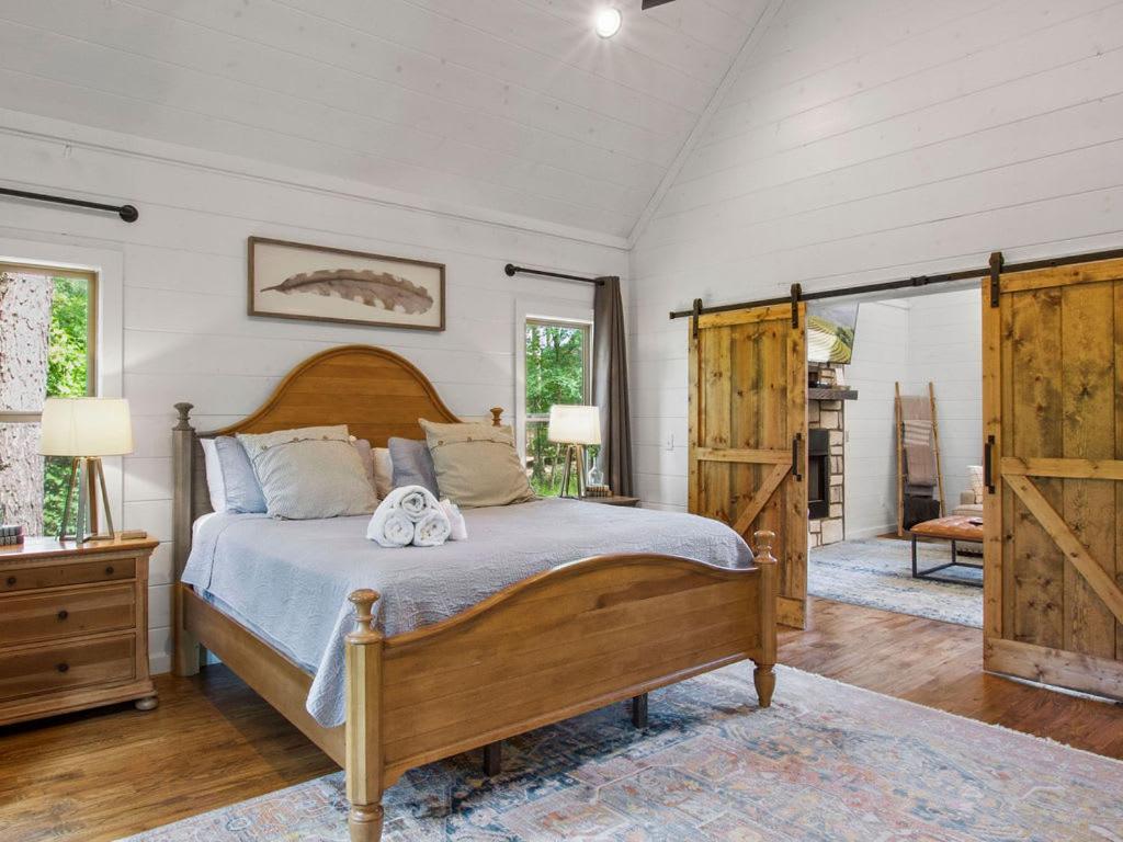 Stunning Luxury Cabin W Hot Tub And Fire Pit Holy Shiplap Is Perfect Romantic Couples Getaway Брокен-Боу Экстерьер фото